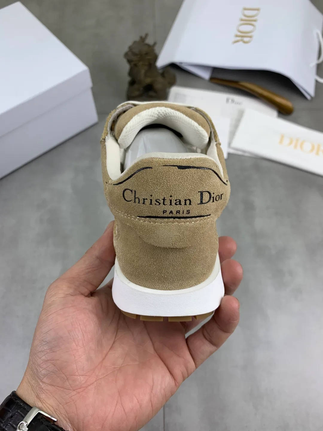 Men's men's shoes P520 new Dior Tech sneakers 2026 early spring series new products, with fashionable details, highlighting retro aesthetics. The light beige anti-suede cow leather upper is spliced ​​with apricot transparent mesh fabric on the side. The upper window edge is adhered with high-frequency flat ironing and back-pressure. It replicates the original craftsmanship, making it beautiful and comfortable without falling off. The interior is made of sheep lining of the same color, which is soft and comfortable. The heel and tongue are embellished with the Paris logo. The textured TPU soles with the same color logo. The high-end version is exquisitely packaged, adding a high-end style.  Code number: 35-46